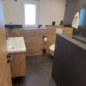 Badezimmer mit Holzoptik-Fliesen