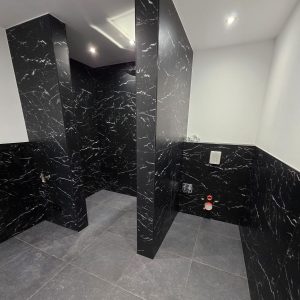 Elegantes Bad mit schwarzen Marmorfliesen