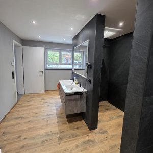 Saniertes Badezimmer mit Holzoptik-Fliesen von Fliesen Design Funk