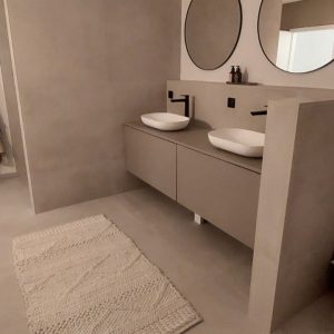 Helles Badezimmer mit beigen Fliesen
