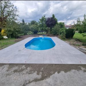 Poolbereich mit gefliester Umrandung