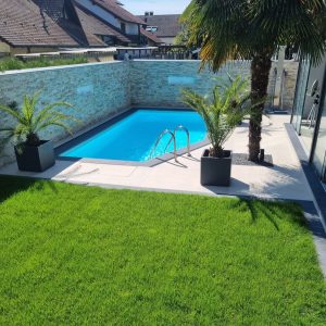 Poolbereich mit gefliester Umrandung