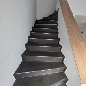 Geflieste Treppenanlage von unten fotografiert
