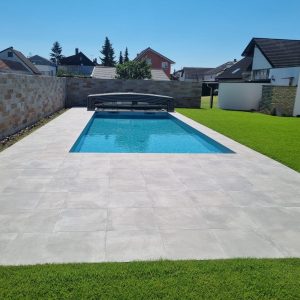 Poolumrandung mit hochwertigen Fliesen – Außenbereich von Fliesen Design Funk