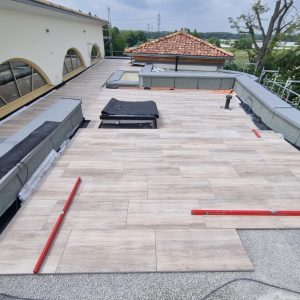 Umsetzung von Fliesenarbeiten auf einem Balkon